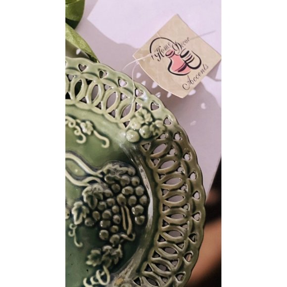 Hosley Potteries Green Grape Plate Pierced Rim, Vintage Majolica 8" Plate, Green - Picture 8 of 9